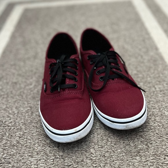 VANS Size 6 burgundy sneakers with black laces! - Picture 5 of 6